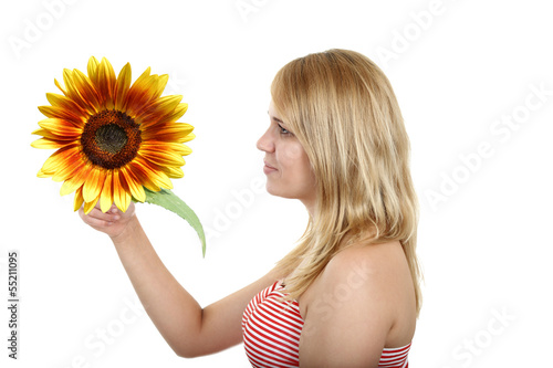 UUśmiechnięta dziewczyna trzyma w dłoni słonecznik.