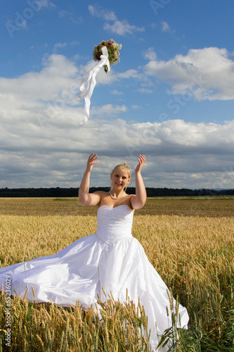 Braut wirft Brautstrauß photo