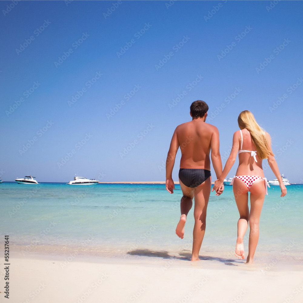 Fototapeta premium Boyfriend and girlfriend on the beach