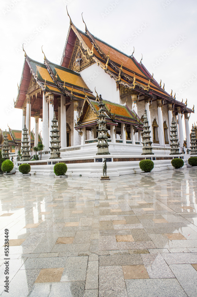 Naklejka premium wat Suthat Thepphawararam in Bangkok of Thailand