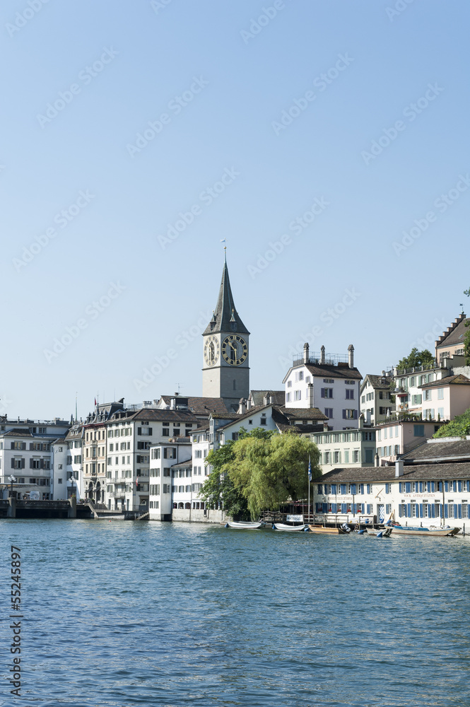 Malerische Altstadt Zürich mit der Sankt Peter Kirche, Limmat