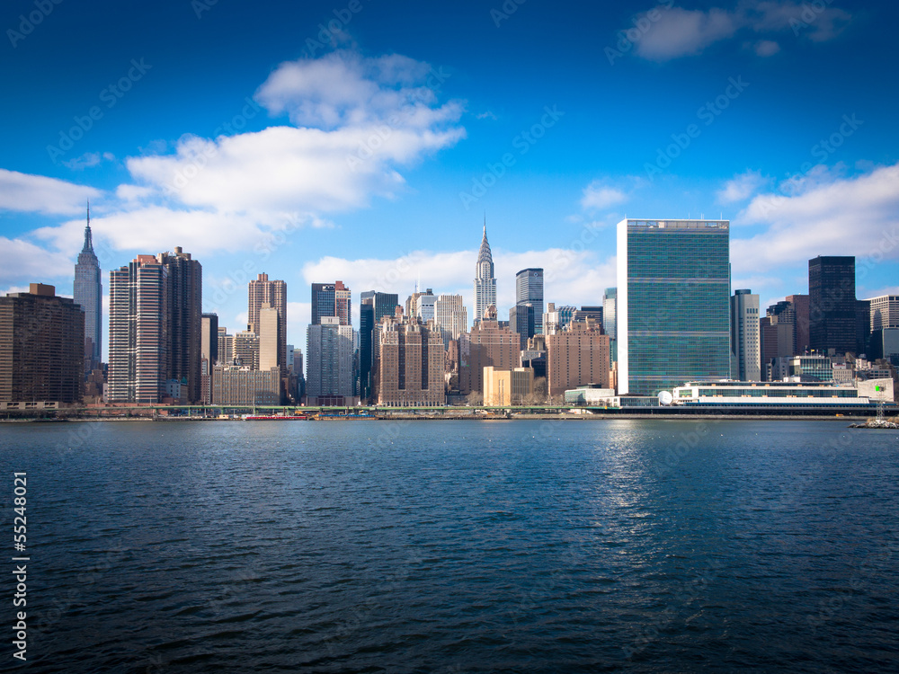 Naklejka premium Panoramę Nowego Jorku z rzeki