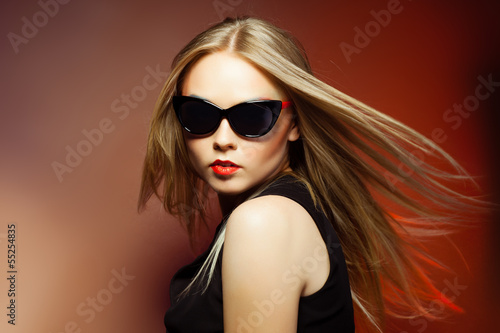 Wallpaper Mural Fashion woman in sunglasses, studio shot. Professional makeup Torontodigital.ca