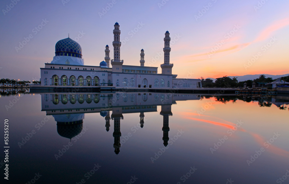 Obraz premium Likas floating mosque at Sabah, Borneo, Malaysia