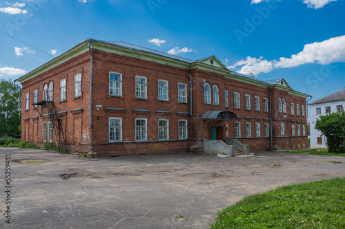 Старинное здание второй школы в городе Углич