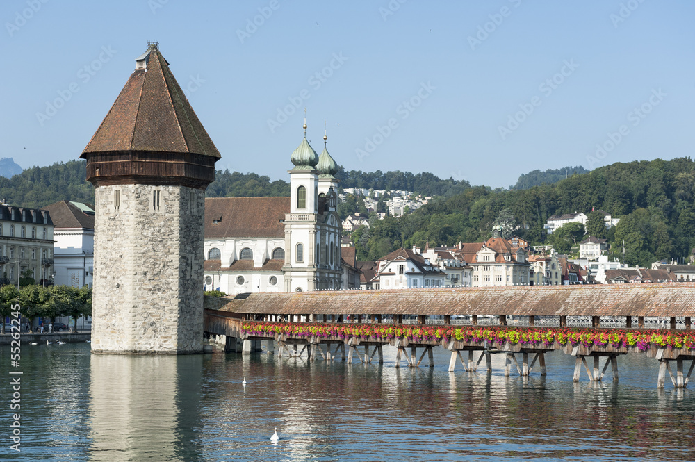 Luzern, Wasserturm, Kapellbrücke und Jesuitenkirche, Schweiz
