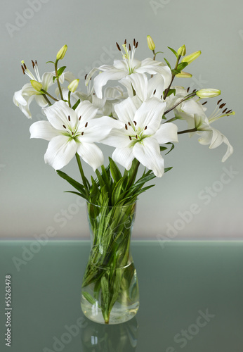 Fototapeta Naklejka Na Ścianę i Meble -  Vase of white lilies