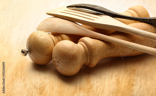 Billede på lærred Wooden salt and pepper set with kitchen utensils