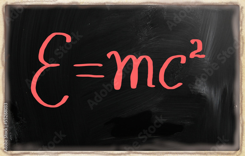 Tapety artystyczne E=mc2 handwritten with chalk on a blackboard