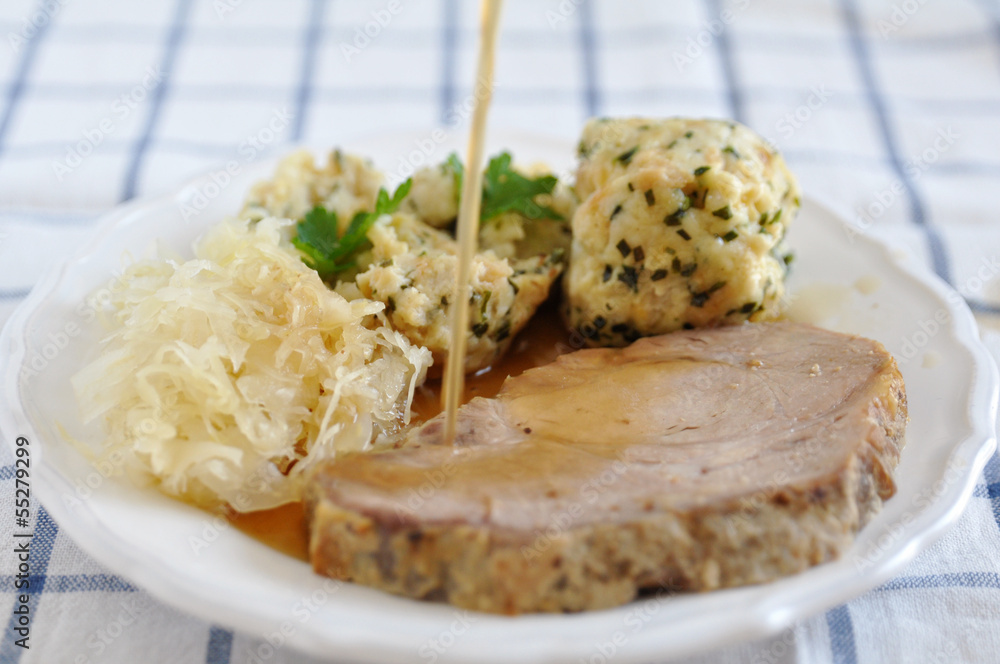 Schweinebraten mit Knödel und Sauerkraut