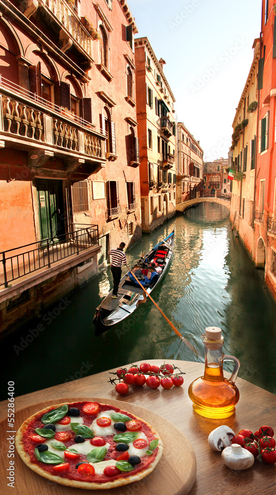 Obraz premium Venice with Italian pizza against canal in Italy