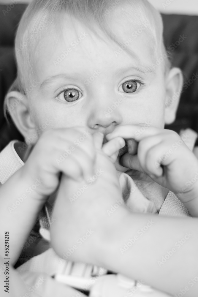 Portrait de bébé en noir et blanc
