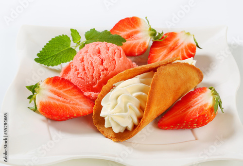 Cream-filled gingerbread cookie with strawberries and ice cream