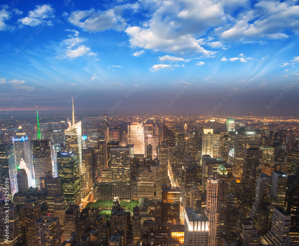Fototapeta premium Manhattan, NYC. Spectacular sunset view of Bryant Park and Midto