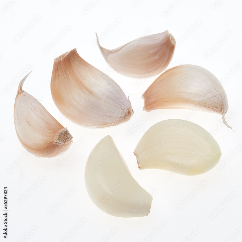 Fototapeta premium Garlic cloves isolated on white background