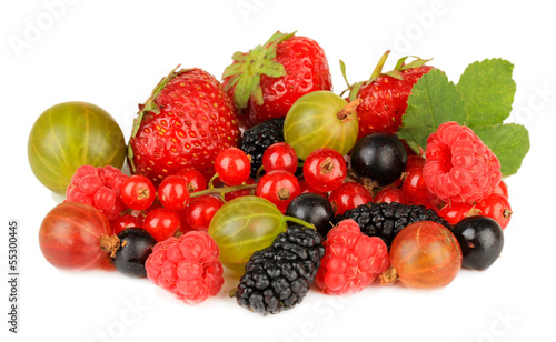 Fototapeta Naklejka Na Ścianę i Meble -  Ripe berries isolated on white