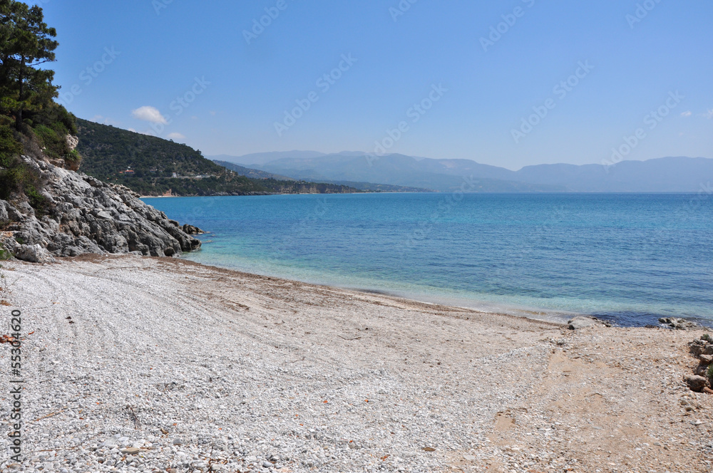 Einsame Bucht mit Kiesstrand auf griechische Insel Samos, Griechenland Einsame Bucht mit Kiesstrand auf griechische Insel Samos, Griechenland