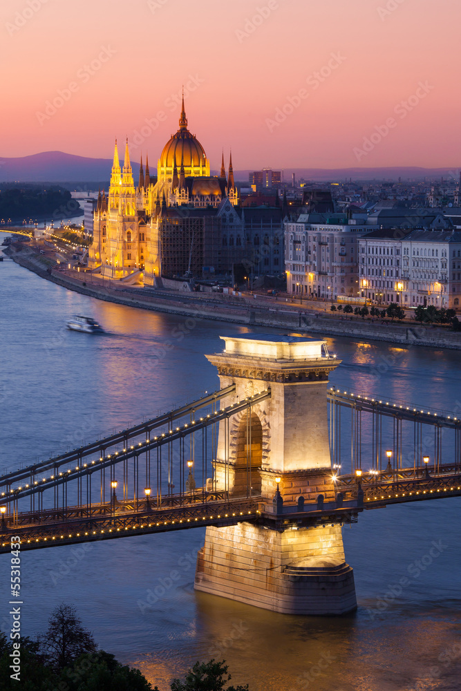 Fototapeta premium Pejzaż Budapesztu z Mostem Łańcuchowym i budynkiem Parlamentu