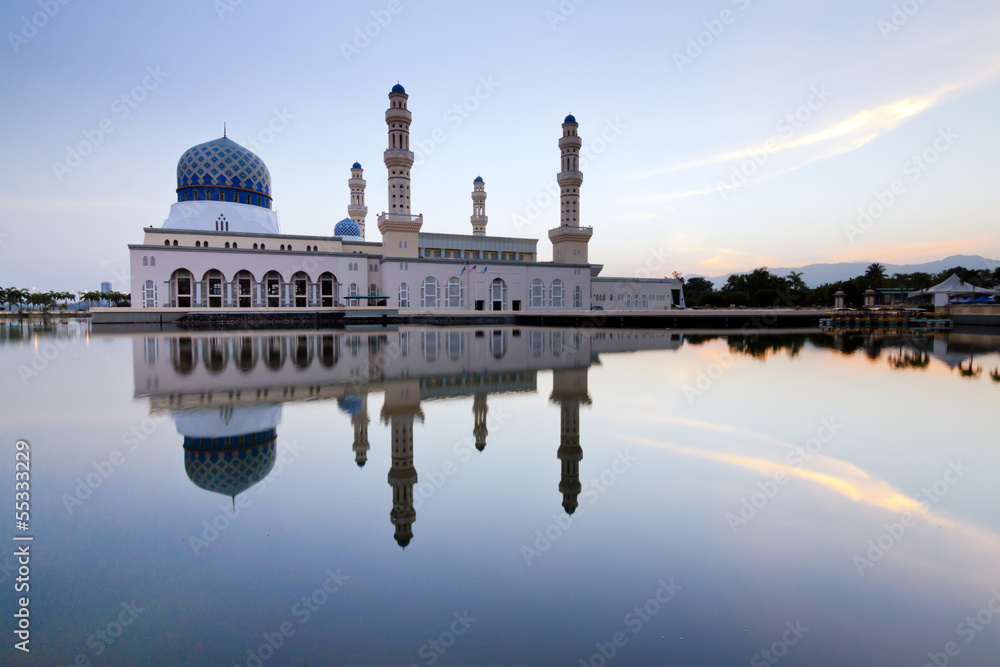 Fototapeta premium Reflection of Likas Mosque at Borneo, Sabah, Malaysia