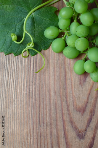 Zielone winogrona na desce