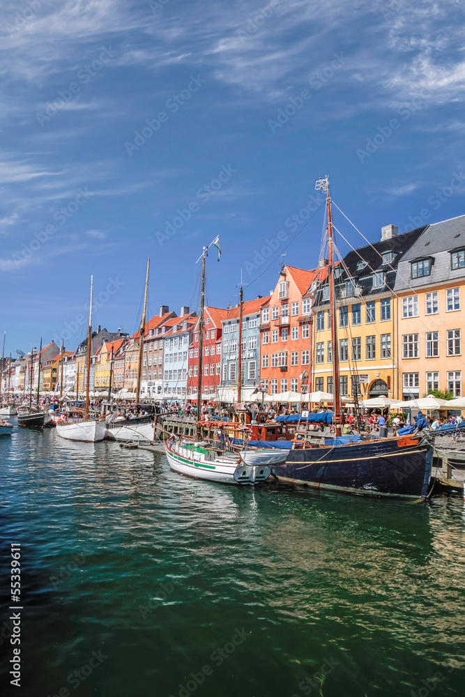 Fototapeta premium Alte Schiffe und bunte Häuser in Nyhavn in Kopenhagen