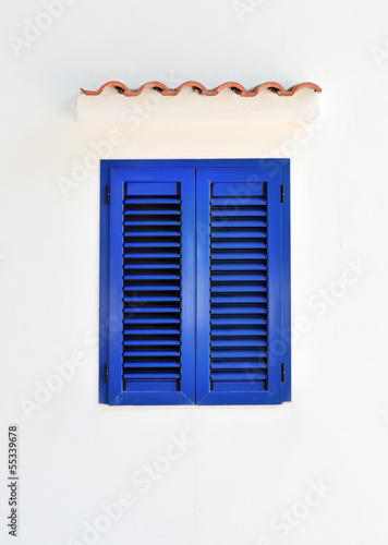 Finestra chiusa con persiane blu su muro bianco Stock Photo | Adobe Stock