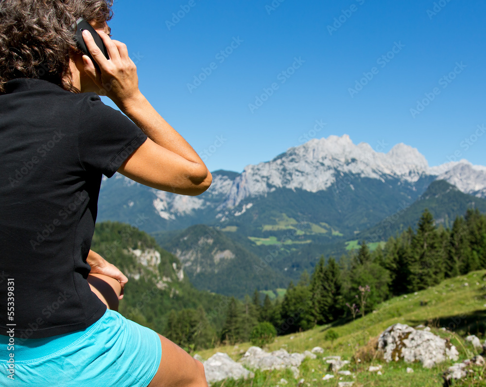 Frau telefoniert aus dem Berg Urlaub nachhause Frau telefoniert aus dem Berg Urlaub nachhause
