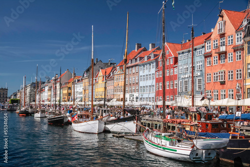 Alte Schiffe und bunte Häuser in Nyhavn in Kopenhagen