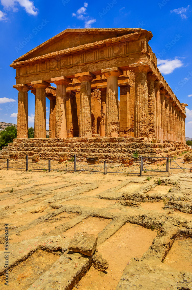 Obraz premium Vertical view of ruins of ancient temple in Agrigento, Sicily
