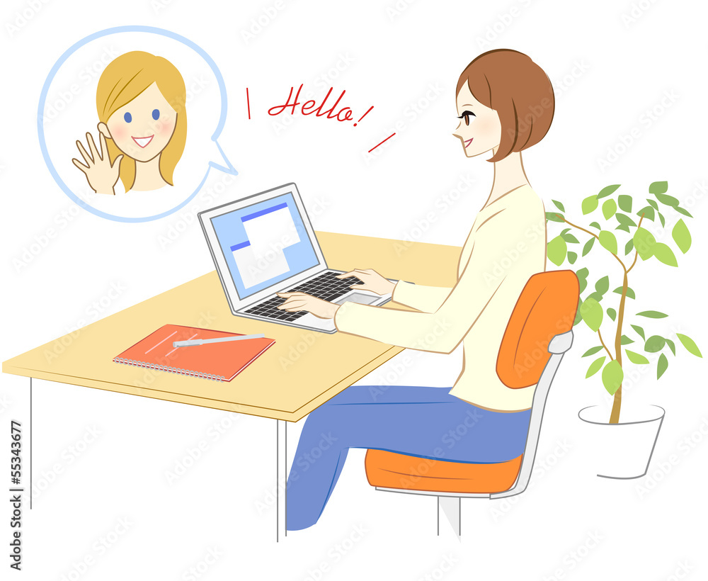 パソコンで英会話学習をする女性 パソコンで英会話学習をする女性
