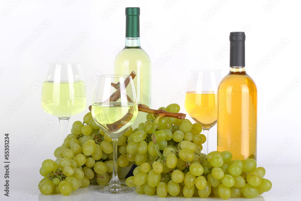 Uva bianca e calici di vino