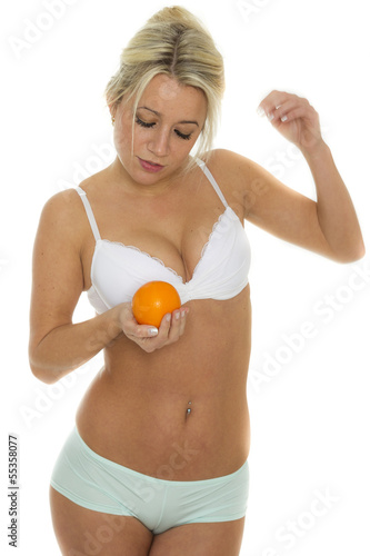Fotografie Frau von vorne mit Orange in der Hand