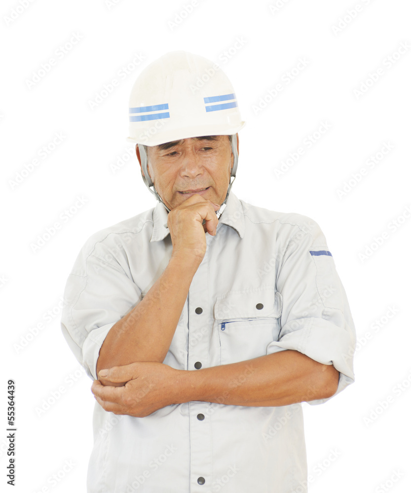 考え中の男性作業員