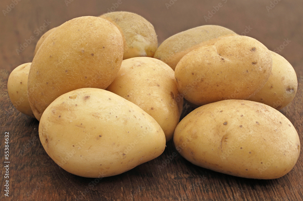 frische Kartoffeln auf Eichenholztisch frische Kartoffeln auf Eichenholztisch
