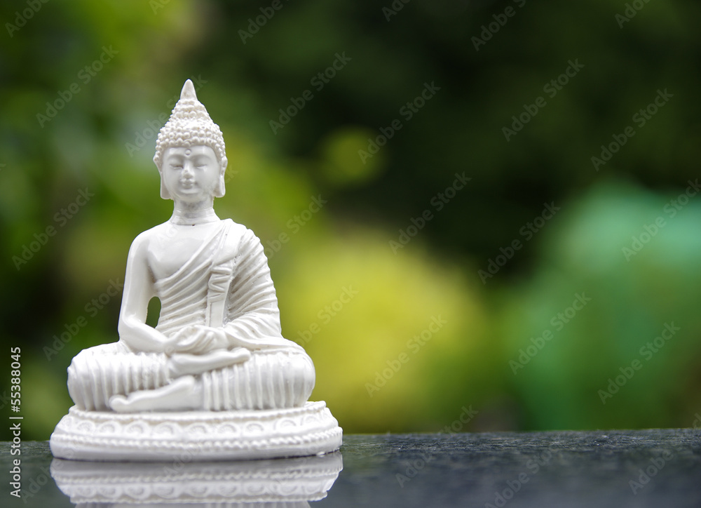 Weiße Buddhafigur im Lotussitz beim Fingermudra