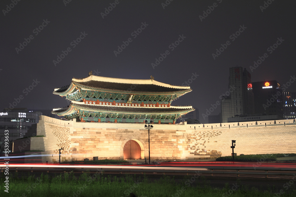 Obraz premium ライトアップされる南大門とソウルの街並み