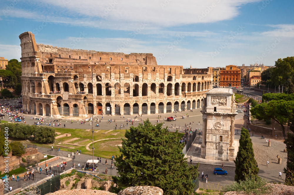 Naklejka premium Koloseum i łuk Konstantyna z rzymskiego forum w Rzymie