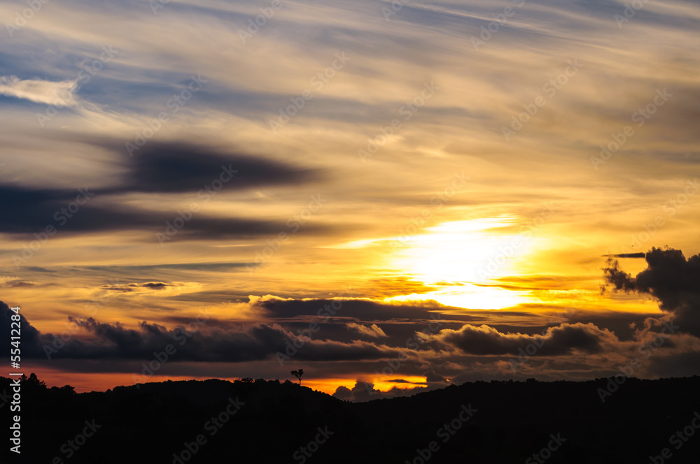 Obraz premium Zachód słońca na górze