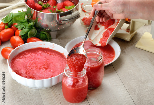 Preparazione salsa di pomodori fatta in casa
