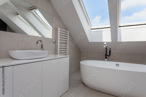 Urban apartment - bright bathroom