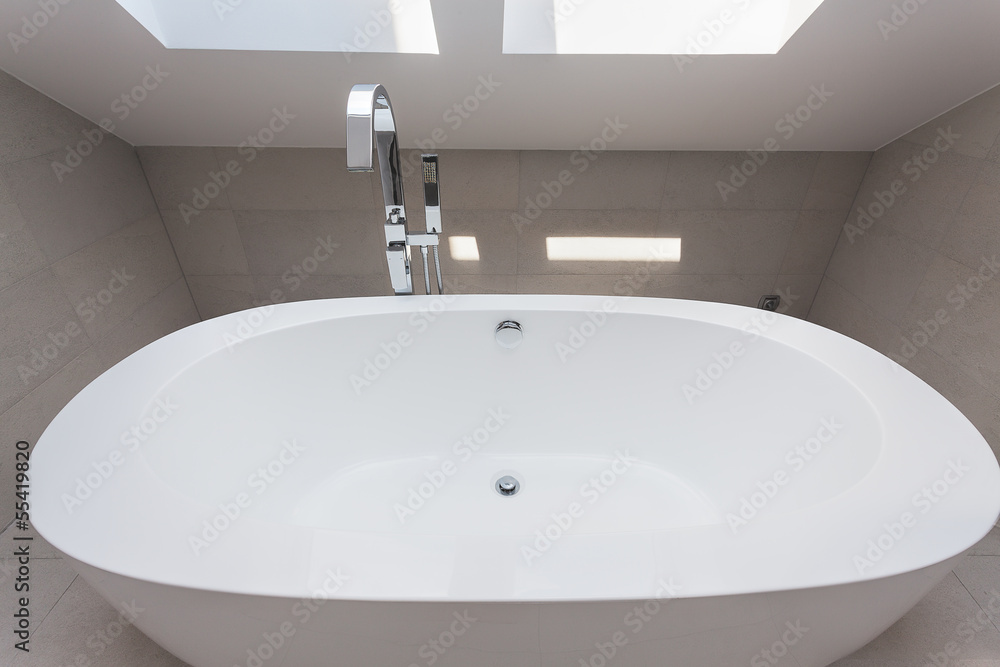 Fototapeta premium Urban apartment - white bath