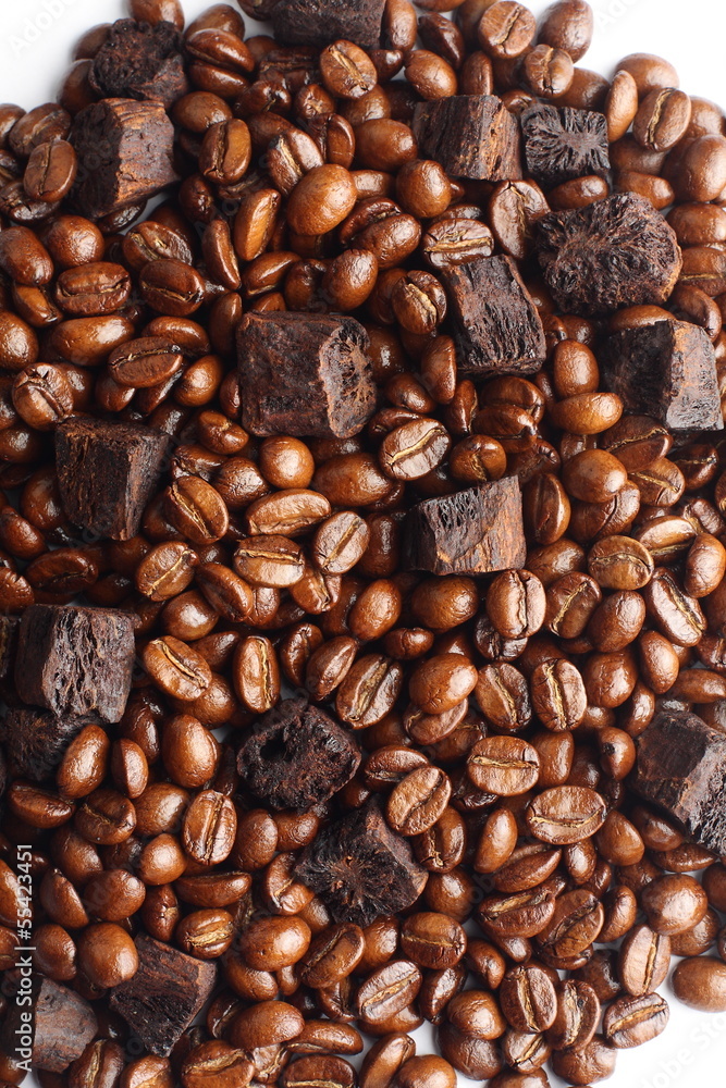 Obraz premium Sliced dry chicory root and coffee beans