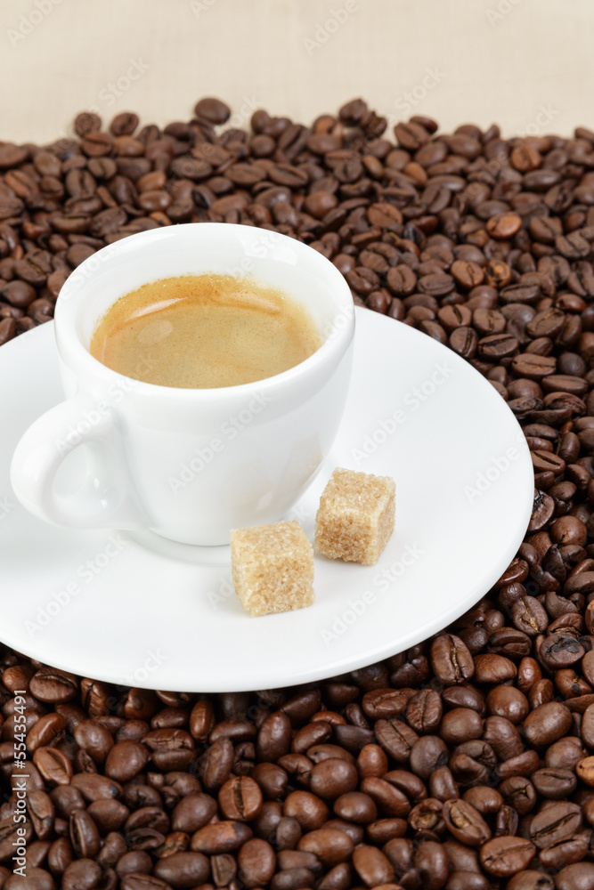 Fototapeta premium fine espresso in cup on coffee beans