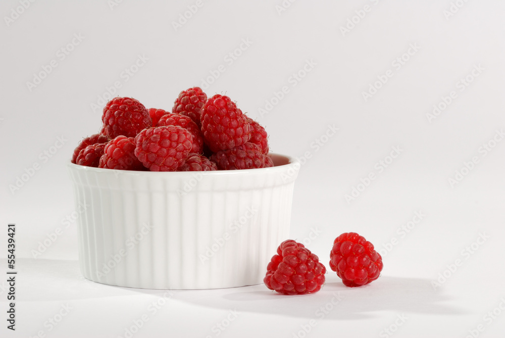 Himbeeren in einer weissen Schale. Freisteller Himbeeren in einer weissen Schale. Freisteller
