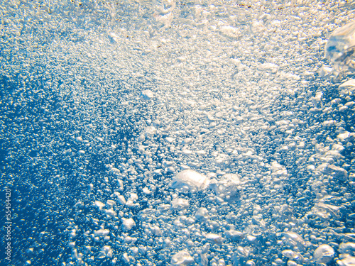 Φωτογραφία bubbles in blue clear water