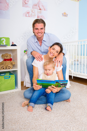 familie im kinderzimmer photo