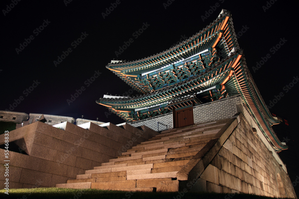 Obraz premium ライトアップされる南大門