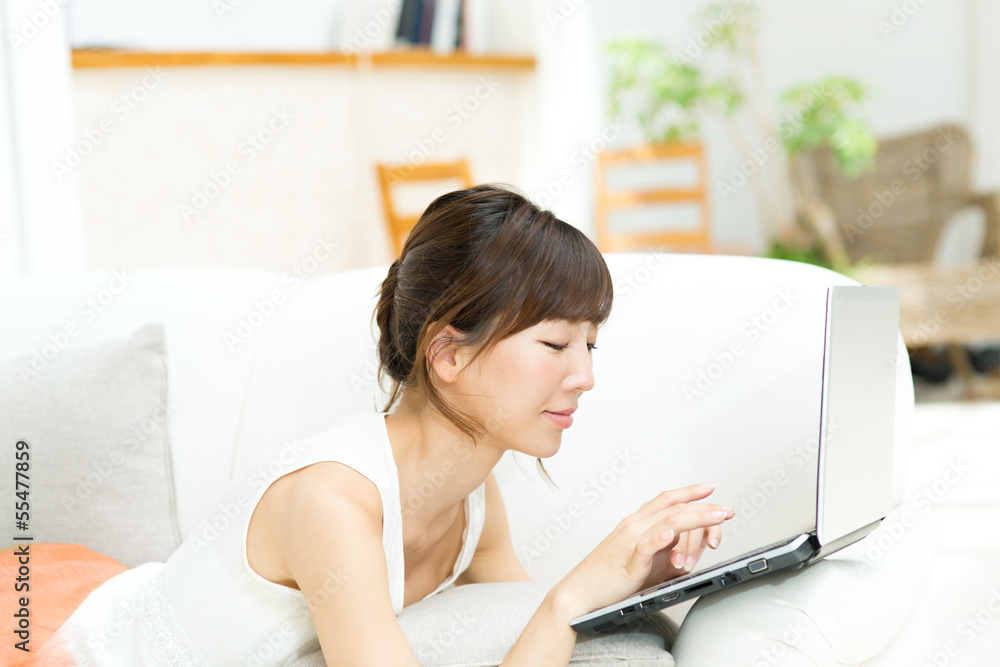 パソコンを使う爽やかな女性