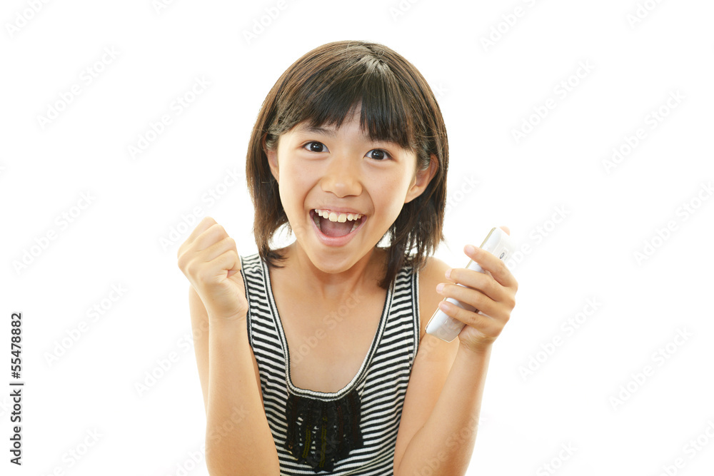 スマートフォンを持った笑顔の女の子