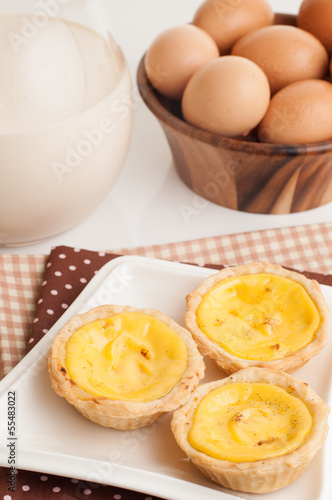 Egg tarts served in ceramic plate.